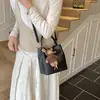 Elegante bolso pequeño retro para mujer, nuevo bolso cruzado versátil de moda 2026, bolso de cubo de mano popular y moderno