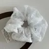 Goma para el pelo tipo scrunchie bordada con encaje estilo coreano, con un tacto de alta gama, presenting un diseño de flor de tela calada para coletas