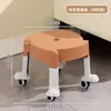 Taburete doméstico engrosado, resistente y de alta calidad con ruedas giratorias multifuncionales, un taburete pequeño, móvil y resistente al desgaste, y un taburete bajo adecuado para niños que aprenden a caminar