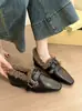 Tendência de Moda Coreana 2026 Novo Estilo Elegante Bico Quadrado Fivela de Couro Mocassins de Pelo Outono/Inverno Plus Veludo Salto Grosso Sapatos Individuais