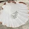 Anillo de Flor Hueca de Estilo Dulce Femenino, Moderno y Versátil, Apilable, Elegante Anillo Abierto, Popular Anillo para el Dedo Índice