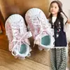 Tênis infantis estilo coreano com biqueira de concha, novo modelo outono 2026, sapatos casuais tipo princesa com cadarço para meninas, sapatos esportivos
