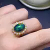 Anel de Opala Negra Natural Puro e Super Bonito com Cor de Fogo Completa e Pele Extra Clara. A Pedra Principal é de 10X14mm