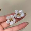 Pendientes de estilo francés con perlas de imitación y flores blancas para mujer, ligeros, lujosos, elegantes, de alta gama, exquisitos y distintivos, accesorios para las orejas.