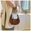 Verano 2023 nueva moda patrón de piedra axila bolso de mujer moda herrajes a juego simple estilo extranjero textura contrastante
