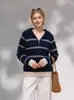 Suéter retro de rayas con cuello medio abierto para mujer, nueva colección otoño/invierno 2026, versátil, rejuvenecedor, top de punto de manga larga, corte holgado