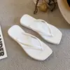 Chinelos de bico quadrado para mulheres, sapatos de verão para viagens ao ar livre, com sola macia, antiderrapantes, sandálias douradas para uso externo na praia