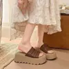 Zapatillas frescas convenientes para viajar mujer nuevas con plataforma ligera temporada de otoño vacaciones ancho ancho suela gruesa zapatos pliegues 2026