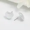 Pendientes versátiles de temperamento de alta gama estilo Hepburn de Instagram pendientes en forma de corazón pendientes de botón de corazón tridimensionales exquisitos a la moda simples