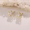 Aretes de perla en forma de trébol de cuatro hojas hueco color dorado, con un diseño floral simple y delicado, perfectos para el uso diario y para añadir un toque de dulzura y elegancia a tu look