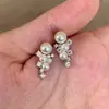 Pendientes Imitación Perla Racimo de Uva Explosivo para Mujer, Diseño de Nicho de Lujo Ligero, Pendientes de Zirconia de Gama Alta para el Día a Día, Nuevo al por Mayor