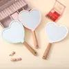 Espejo de Mango Estilo Europeo Salón de Belleza Tatuaje Preferido Espejo de Maquillaje Portátil de Mano Espejo de Madera con Forma de Corazón Espejo Portátil de Mano