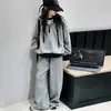 Conjunto deportivo para niñas de otoño 2026 nuevo modelo con capucha, media cremallera, sudadera de dos piezas simulada y pantalón de chándal, conjunto de dos piezas moderno