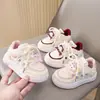 Zapatillas Deportivas para Niñas 2026 Estilo Primavera y Otoño, Suela Suave de Moda, Velcro Antideslizante, Zapatos Blancos Casuales para Niñas Pequeñas