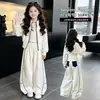 Conjunto de otoño para niñas 2026 nuevo conjunto de dos piezas de estilo coreano con chaqueta de cuello alto con cremallera y pantalones de pierna ancha para niños mayores, casual y moderno