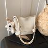 Bolsa Pequena Simples Retrô para Mulheres 2025 Nova Moda Bolsa de Ombro Único Bolsa de Axila Design Estilo Estrangeiro Simples Bolsa de Ombro Cruzado Estilo Balde
