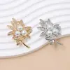 Nuevo Broche de Perlas de Tres Hojas Retro Transfronterizo con un Toque de Alta Gama, Aleación Incrustada con Diamantes, Broche Accesorio
