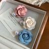 Horquilla de camelia tridimensional con perlas para principios de primavera, nueva horquilla francesa de gran sentido con clip lateral para niña, flequillo, accesorios para el cabello, tocado para mujer