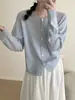 Cardigã de tricô liso de manga comprida com gola redonda estilo coreano para mulheres, novo top para o início do outono de 2026, peça externa casual versátil para o dia a dia