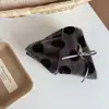 Novo Estilo 2026 Presilha de Cabelo Triângulo Mousse Café com Leite para Mulheres, Presilha de Tubarão Pelúcia com Bolinhas, Presilha Grande para Cabelo para Mulheres, Acessório de Cabelo Outono e Inverno
