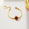 Pulsera Yunyao de Acero de Titanio con Trébol de Cuatro Hojas Popular Transfronteriza para Mujer, Colgante de Diseño de Nicho de Lujo Ligero, Simple y Versátil con un Toque de Alta Gama