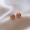 Pendientes de Gancho para Oreja de Granada Rojo Dorado para Mujer 2025 Nuevos Pendientes Populares Lujo Accesible Pendientes de Gama Alta Joyería para Orejas de Otoño e Invierno