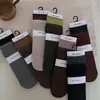 26 Calcetines nuevos de otoño e invierno para mujer, con un nuevo diseño color block, puños de doble canalé, longitud media hasta la pantorrilla reforzada y un estilo sin costuras acanalado.