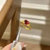 Nuevo Anillo Corazón Rojo Gossip Girl para Mujer Dulce Lindo Temperamento Girly Lujo Ligero Nicho Sensación de Alta Gama