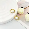 Pendientes de botón de perla retro de lujo ligero, pendientes de diseño de nicho elegantes de alta calidad, pendientes de botón retro barrocos de estilo antiguo para mujer