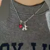 Estilo nuevo de primavera y verano, cadena para clavícula con colgante de florcitas de colores, collar para mujer con colgante de manzana roja lindo