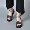 Sandálias Femininas de Salto Anabela Verão 2026 Novo Estilo Plataforma Versátil Moda Sandálias de Dedo Aberto com Tira Única e Strass
