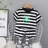Traje Infantil, Ropa Infantil, Conjunto de Dos Piezas Infantil de Moda con Rayas y Estampado de Melocotón Verde, Mangas Cortas y Pantalones Cortos Caqui, Venta al por Mayor