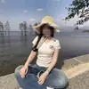 Pantalones Dulces Estilo Americano Chica Picante Camiseta Blanca Bordada de Cuello V Hombro Normal Manga Corta para Mujer, Verano Ajuste a la Cintura Adelgazante Top Corto