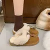 Pantuflas peludas de moda para mujer, diseñadas para usar en exteriores, nueva colección otoño/invierno 2026, estilo slip-on, diseño retro, suela gruesa y zapatos de algodón con forro de felpa