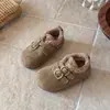 Sapatos Infantis Birkenstock 2026 Outono/Inverno Novo Estilo Sapatos Pequenos de Couro para Meninas Design Retrô Sensação de Mocassins Solado Macio Calçados para Bebês