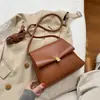Bolsa pequena feminina vintage estilo francês 2026 novo modelo, nicho versátil alta qualidade outono e inverno bolsa pequena quadrada de ombro e transversal