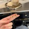 Aretes de Clip Retorcidos con Circonita Bañados en Oro Real de 18 Quilates, Pendientes Exquisitos de Gama Alta de Nicho, Accesorios Versátiles de Oreja de Lujo Ligero de Gama Alta
