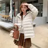 Jaqueta puffer acolchoada canelada popular com capuz para mulheres, moda inverno 2026, com logo na manga, jaqueta puffer quente leve para pessoas baixinhas