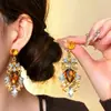 Aretes de clip de nicho de pedrería con incrustaciones exageradas de temperamento flash de estilo antiguo retro vintage europeo y americano