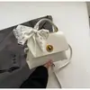Bolsa de Mão com Lenço de Seda da Moda para Mulheres 2026 Novo Estilo Bolsa Kelly de Couro com Cera de Óleo Versátil Bolsa Transversal de Alto Padrão
