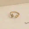 Anillo retro floral en tono café dorado, una pieza lujosa y única con un aire de alta gama, diseñado para apilar, con un borde de encaje, y perfecto para el dedo índice, ofreciendo un estilo moderno e individual
