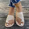 Sandalias planas de tiras para dedos para mujer de talla grande transfronterizas, estilo europeo y americano para el verano de 2026 con hebilla de cinturón, adecuadas para uso exterior en la playa, en stock talla 43