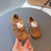 Sapatos de inverno femininos estilo Birkenstock com forro de fleece, novos sapatos infantis de algodão com sola macia e antiderrapante, design de gatinha KT com laço, sapatos de princesa