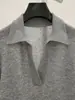 Suéter gola alta de cashmere cinza para mulheres, estilo vintage, estética "old money", perfeito para outono e inverno, oferecendo um visual descontraído, sofisticado e elegante, com decote em V e tricô de mohair.