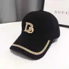 Chapéu com Letra D de Corrente de Diamante Feminino Moda Outono Inverno Boné Espessado Mao Mao Mao Boné de Beisebol Casual Moda Coreana