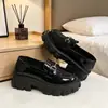 Zapatos de mujer con hebilla de caballo que aumentan la altura, elegantes zapatos pequeños de cuero nuevos para otoño 2026, mocasines de mujer con suela gruesa de espuma de goma