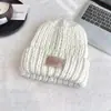 Chapéu de Tricô Azul Grosso Estilo Coreano para Mulheres, Outono e Inverno, Tamanho Grande para Circunferência da Cabeça, Chapéu de Lã com Aplicação, Gorro que Afina o Rosto, Chapéu para Clima Frio