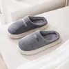 Qida Shun Nuevo Precio Especial Zapatillas de Algodón para el Hogar Invierno Antideslizantes Suela Gruesa Zapatos para Hombre y Mujer Zapatillas Cálidas de Algodón para el Hogar Venta al por Mayor
