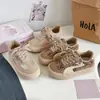 Tênis de treino casuais de sola grossa estilo coreano, marrom americano, alemão, para mulheres, inverno 2026 G1525