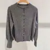 2026 Cardigan de tricô de botões de lã pura de gola redonda de alta qualidade para mulheres, outono e inverno, com um delicado padrão floral, elegante casaco suéter